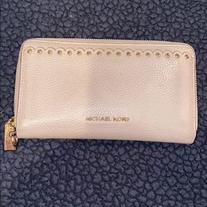 MICHAEL KORS SCALLOPED WALLET